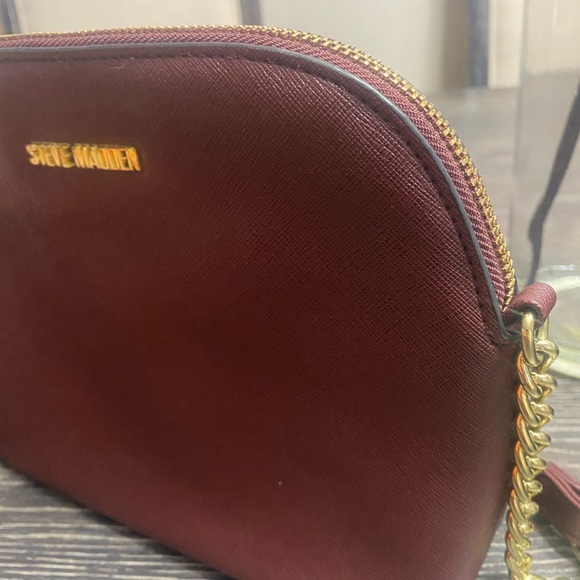 ✨🌸2/$50✨🌸Steve Madden Dark Red Crossbody Bag with Gold Accents - Picture 5 of 9